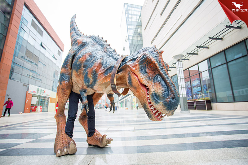 人穿恐龍衣服，人穿的恐龍服裝