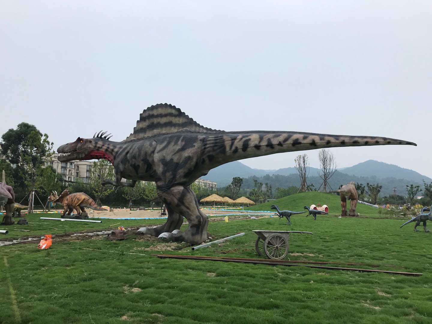 彭州科普展，仿真恐龍和仿真昆蟲安裝完成