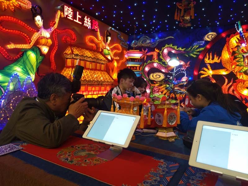 學(xué)生正在組裝彩燈 學(xué)生正在組裝彩燈